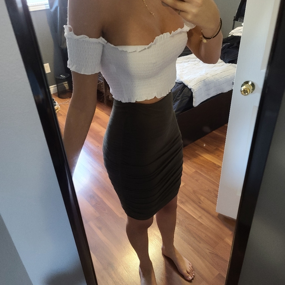 2/25$ 🛍 Army Green Midi Skirt